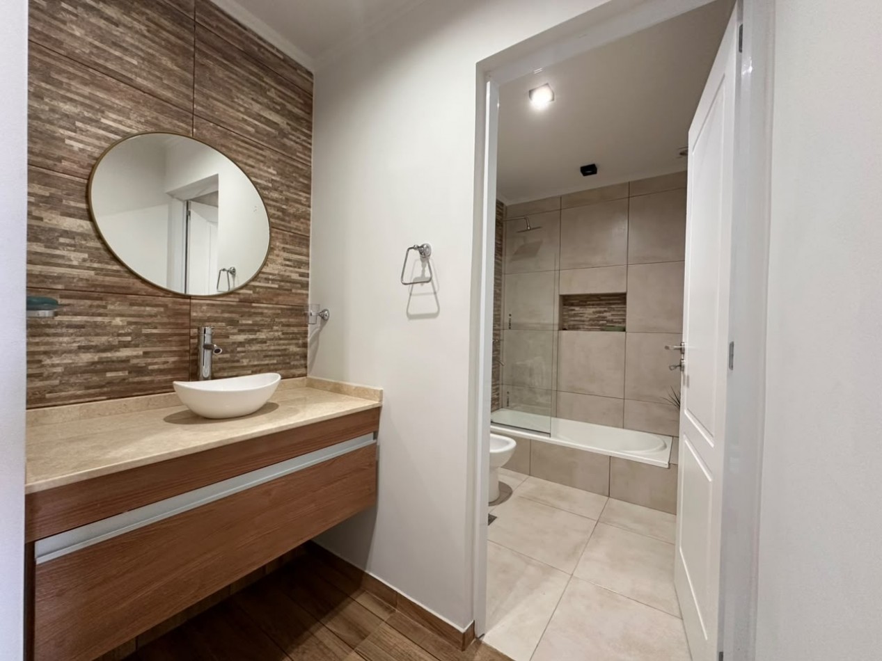 VENDO CASA NUEVA ZONA PARQUE 2 DOR, 3 BAÑOS, COCHERA UD 250.000.-