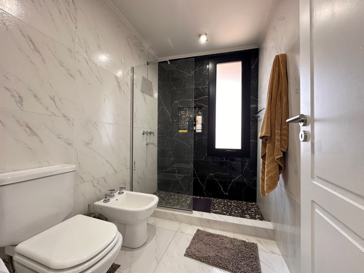 VENDO CASA NUEVA ZONA PARQUE 2 DOR, 3 BAÑOS, COCHERA UD 250.000.-