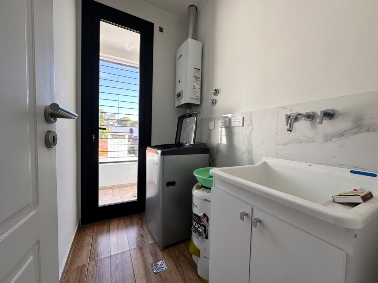 VENDO CASA NUEVA ZONA PARQUE 2 DOR, 3 BAÑOS, COCHERA UD 250.000.-