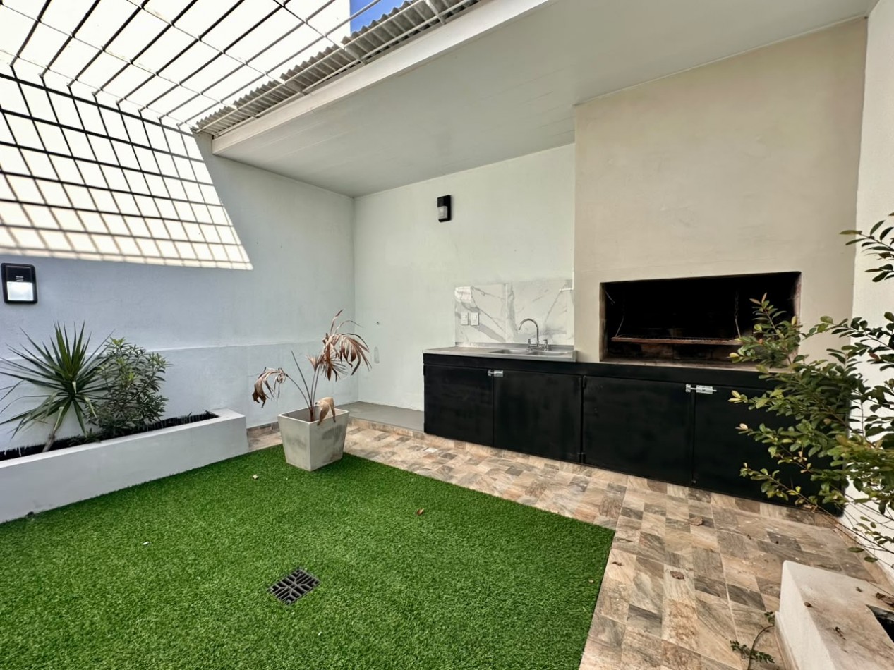 VENDO CASA NUEVA ZONA PARQUE 2 DOR, 3 BAÑOS, COCHERA UD 250.000.-