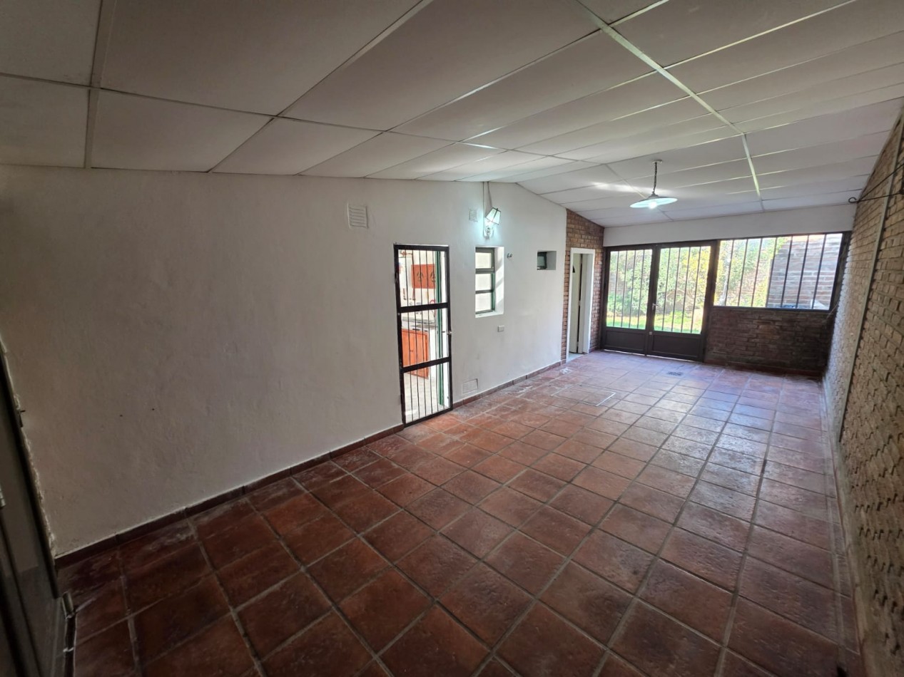 ALQUILO CASA 1 DOR, COCHERA Y FONDO EN ORO VERDE $500.000 + SERVICIOS E IMPUESTOS 