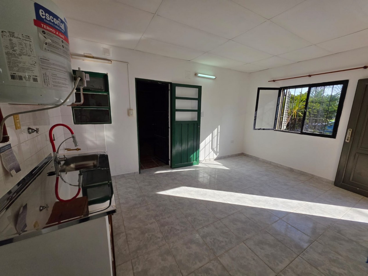 ALQUILO CASA 1 DOR, COCHERA Y FONDO EN ORO VERDE $500.000 + SERVICIOS E IMPUESTOS 