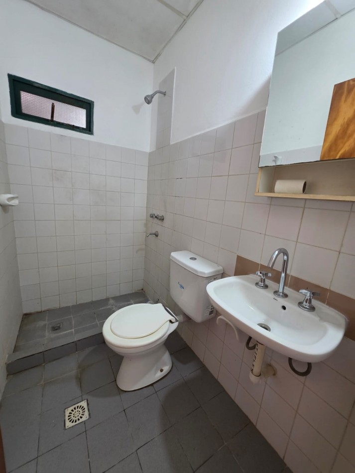 ALQUILO CASA 1 DOR, COCHERA Y FONDO EN ORO VERDE $500.000 + SERVICIOS E IMPUESTOS 