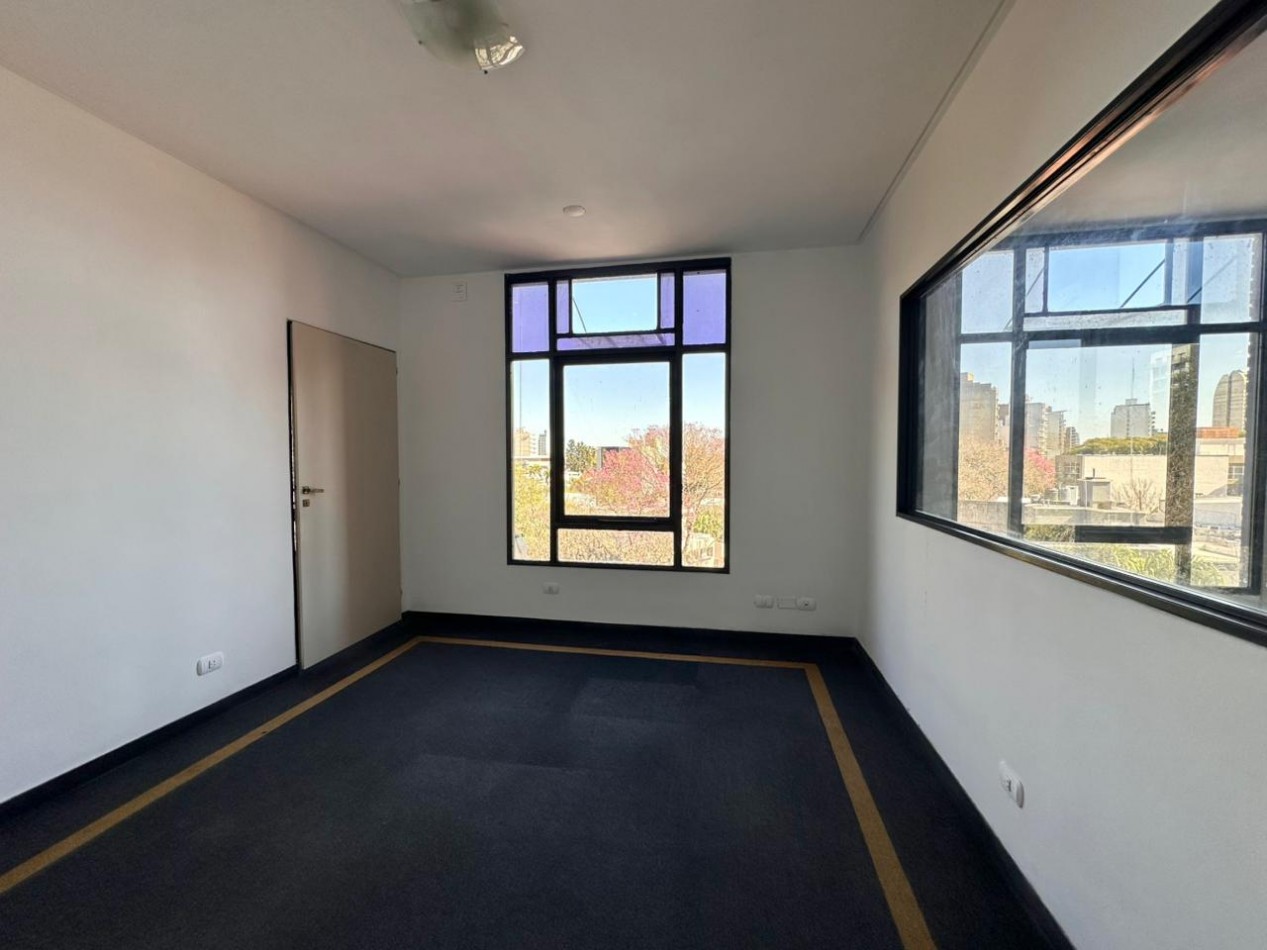 ALQUILO OFICINAS/CONSULTORIOS $550.000 + IVA + EXPENSAS. ZONA PARQUE 