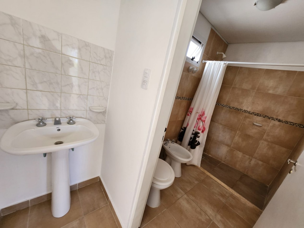 ALQUILO DEPTO 1 DORM CON COCHERA. ZONA PARQUE $550.000 + EXP + IMP .-