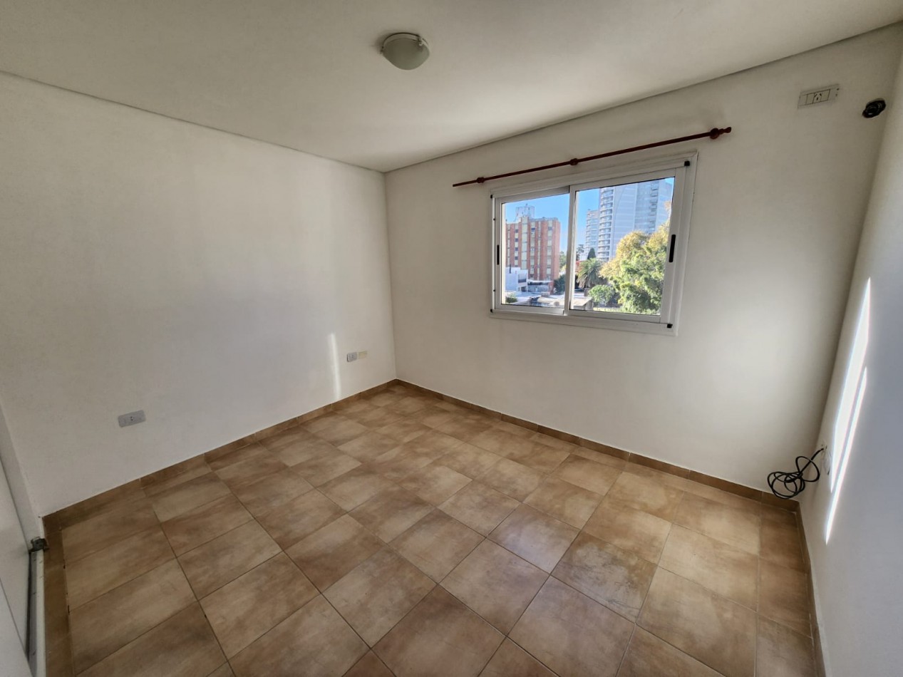 ALQUILO DEPTO 1 DORM CON COCHERA. ZONA PARQUE $550.000 + EXP + IMP .-