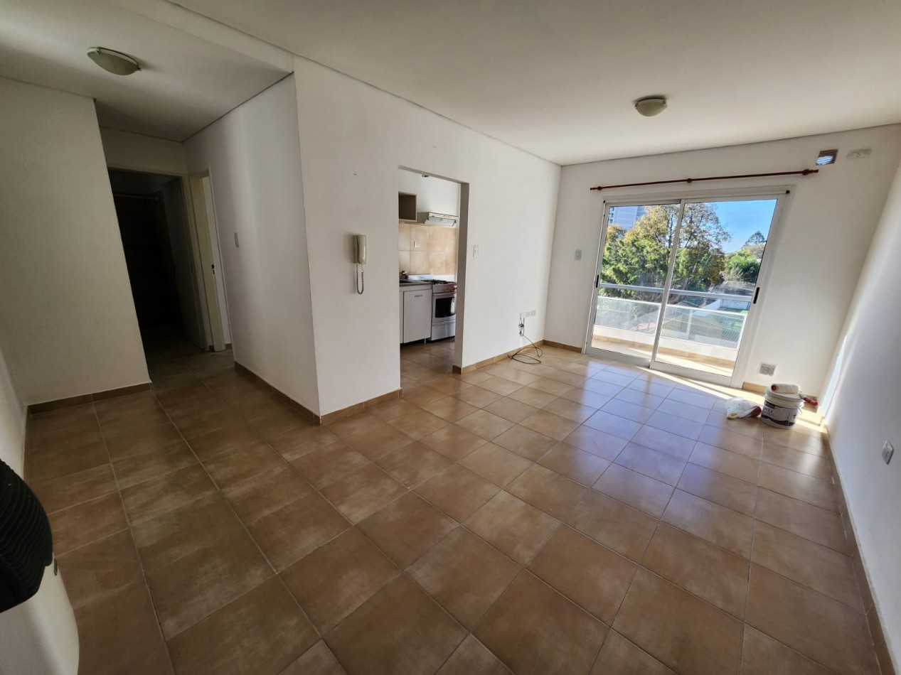 ALQUILO DEPTO 1 DORM CON COCHERA. ZONA PARQUE $550.000 + EXP + IMP .-