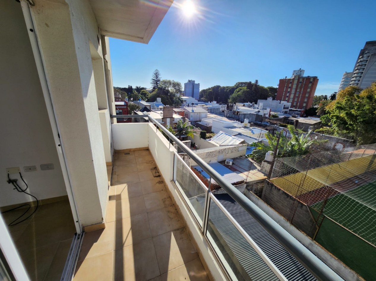 ALQUILO DEPTO 1 DORM CON COCHERA. ZONA PARQUE $550.000 + EXP + IMP .-