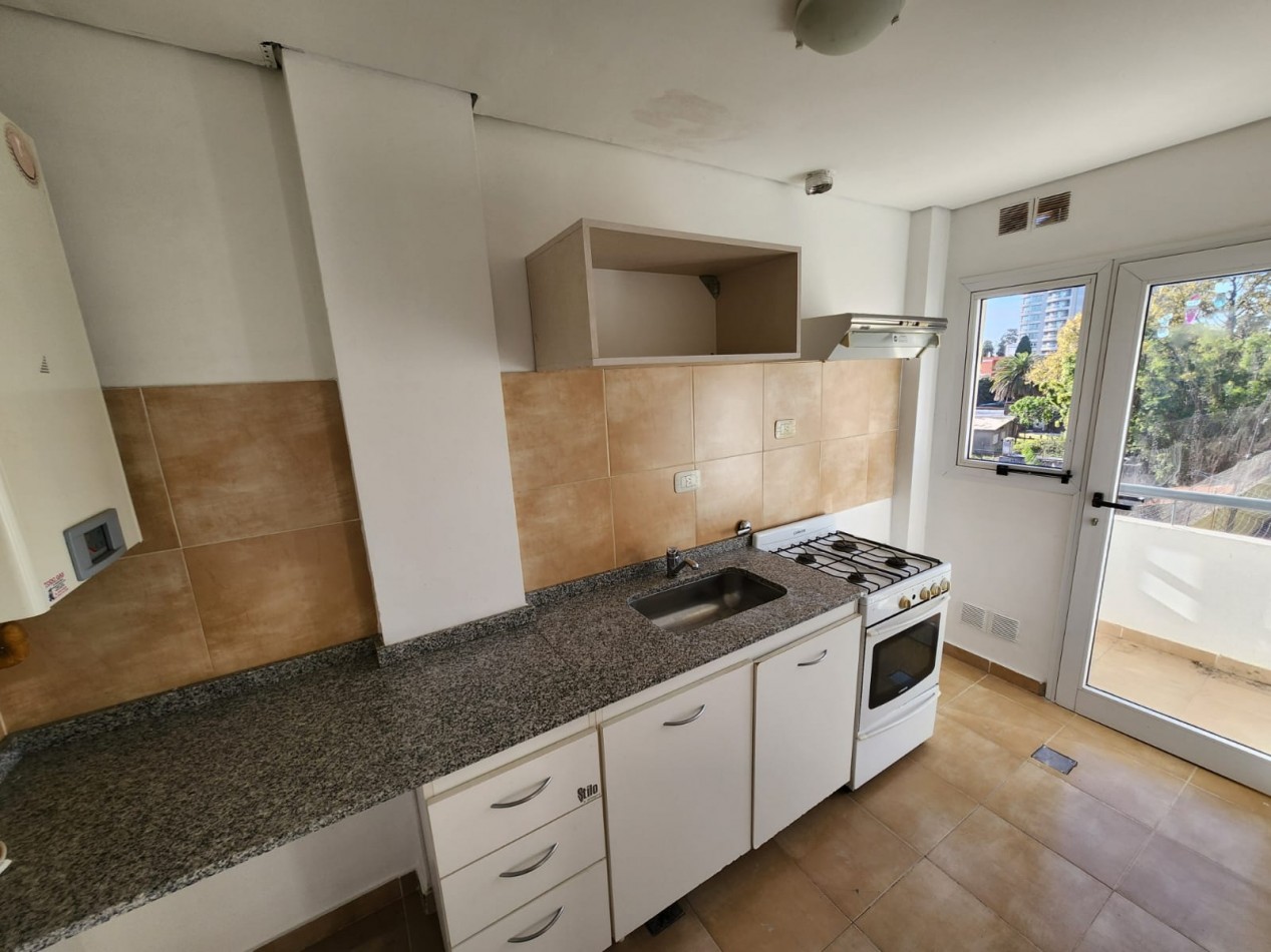 ALQUILO DEPTO 1 DORM CON COCHERA. ZONA PARQUE $550.000 + EXP + IMP .-