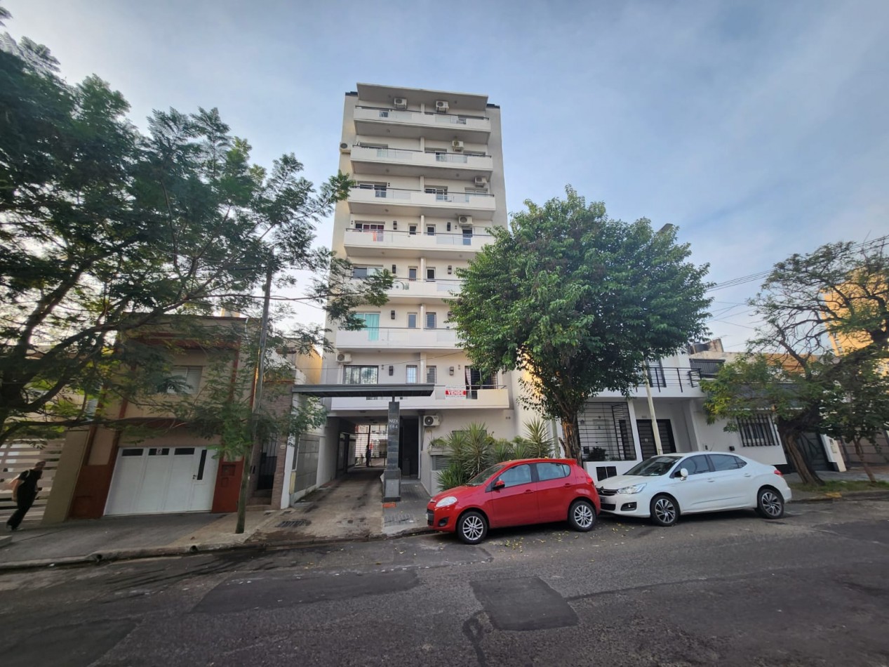 ALQUILO DEPTO 1 DORM CON COCHERA. ZONA PARQUE $550.000 + EXP + IMP .-