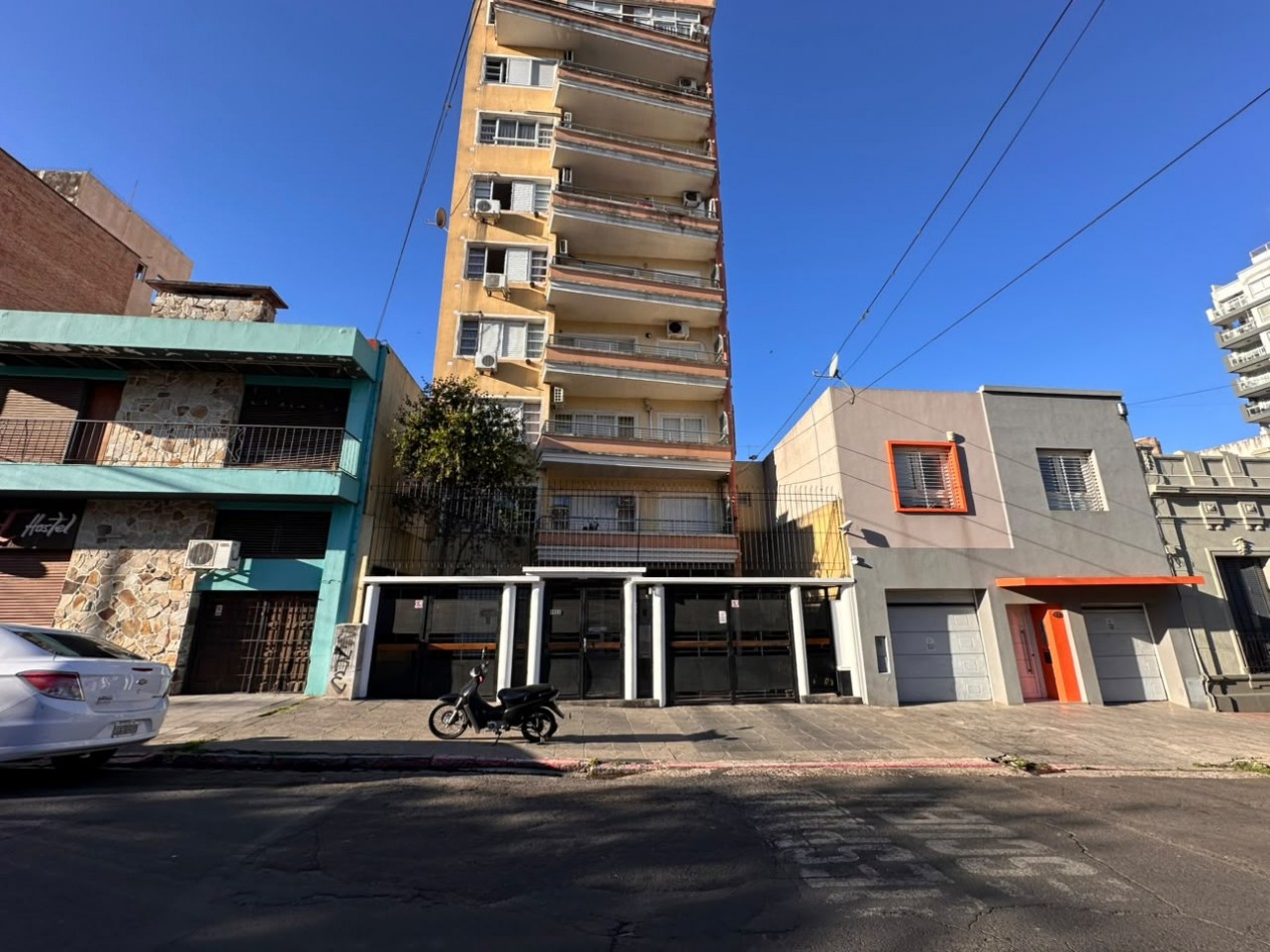 ALQUILO MONOAMBIENTE CON COCHERA $420.000 + EXPENSAS + TASAS. ZONA CENTRO