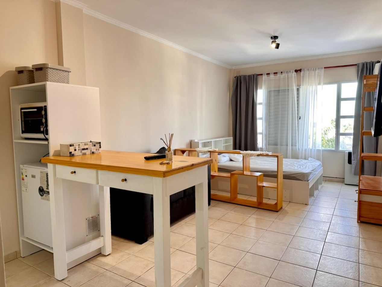 ALQUILO MONOAMBIENTE CON COCHERA $420.000 + EXPENSAS + TASAS. ZONA CENTRO