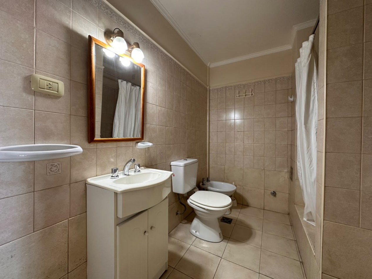 ALQUILO MONOAMBIENTE CON COCHERA $420.000 + EXPENSAS + TASAS. ZONA CENTRO