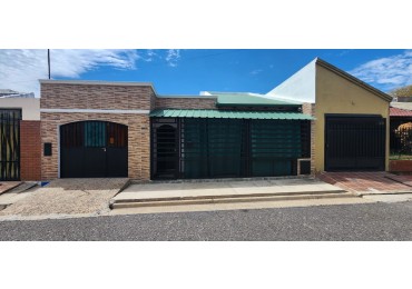 VENDO CASA 3 DORMITORIOS, GARAGE, PATIO, QUINCHO Y PILETA U$D 95.000