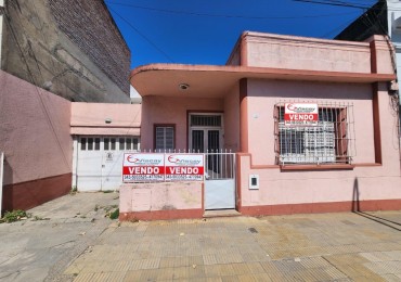 VENDO CASA EN CALLE CARBO 340 m2. A RECICLAR U$S 120.000  