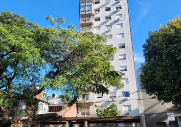 VENDO SEMIPISO ZONA PARQUE 4 DORMITORIOS, 2 BAÑOS COCHERA U$S 120.000.-