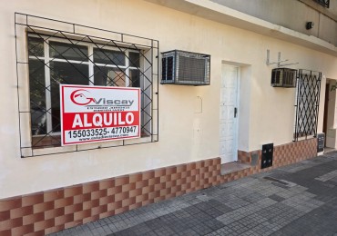 ALQUILO CASA CENTRICA 2 DOR CON PATIO $450.000 +TASAS  MUNICIPALES