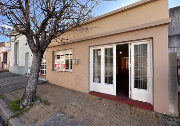 VENDO CASA CENTRICA 3 DOR, COCHERA, PATIO VERDE U$S 52.000