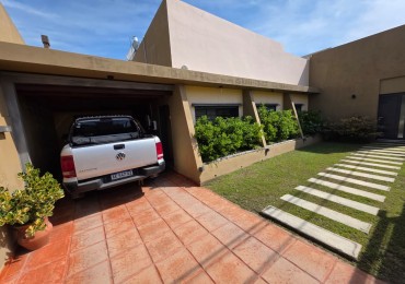 VENDO HERMOSA CASA 4 DOR, 4 BAÑOS, JARDIN, PILETA U$S 240.000.-