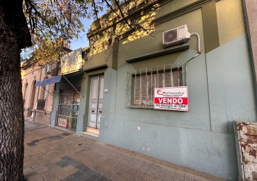 VENDO CASA 3 DORMITORIOS, 2 BAÑOS, COCHERA, PATIO Y QUINCHO.  ZONA CENTRO U$D 117.000 .