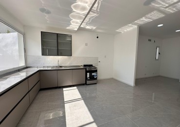 VENDO CASA 2 DOR, 2 BAÑOS, COCHERA, PATIO CON VERDE. ZONA CENTRO U$D 150.000 
