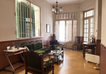 VENDO CASA CENTRICA A RECICLAR 3 DOR, COCHERA U$D 135.000.-